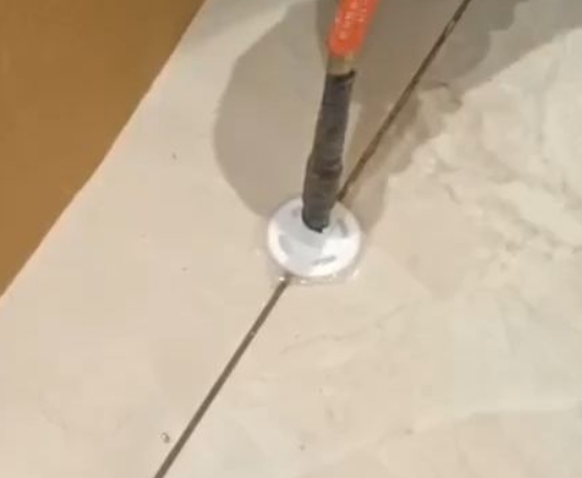 宜章瓷砖空鼓维修公司专业解答瓷砖在铺贴过程中，如果没有涂抹均匀到位的粘结材料（如水泥砂浆或瓷砖胶），可能会导致以下问题